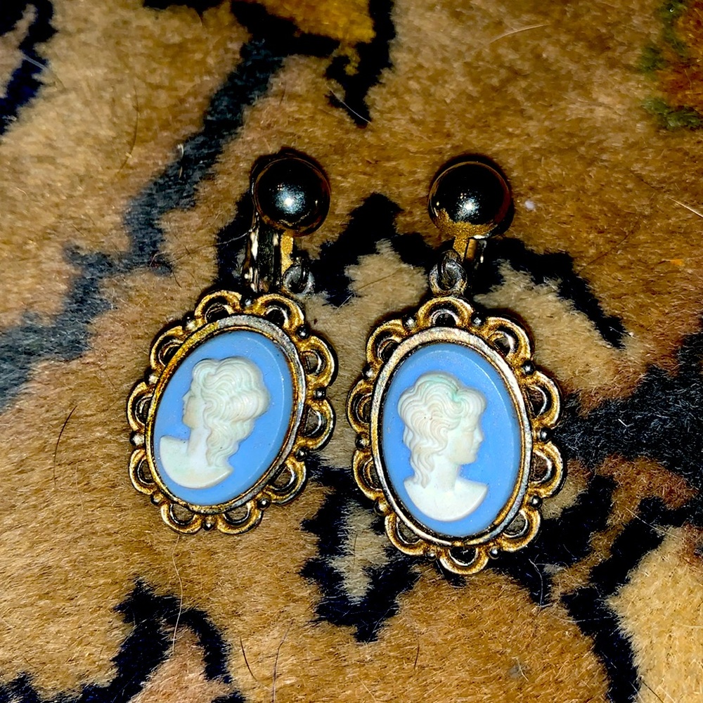 Vintage Cameo Earings, clip on broach earings.